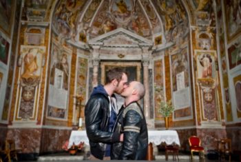 Casal homossexual se beija em igreja em Roma