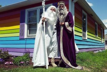 Gandalf, o branco, e Albus Dumbledore casam-se.