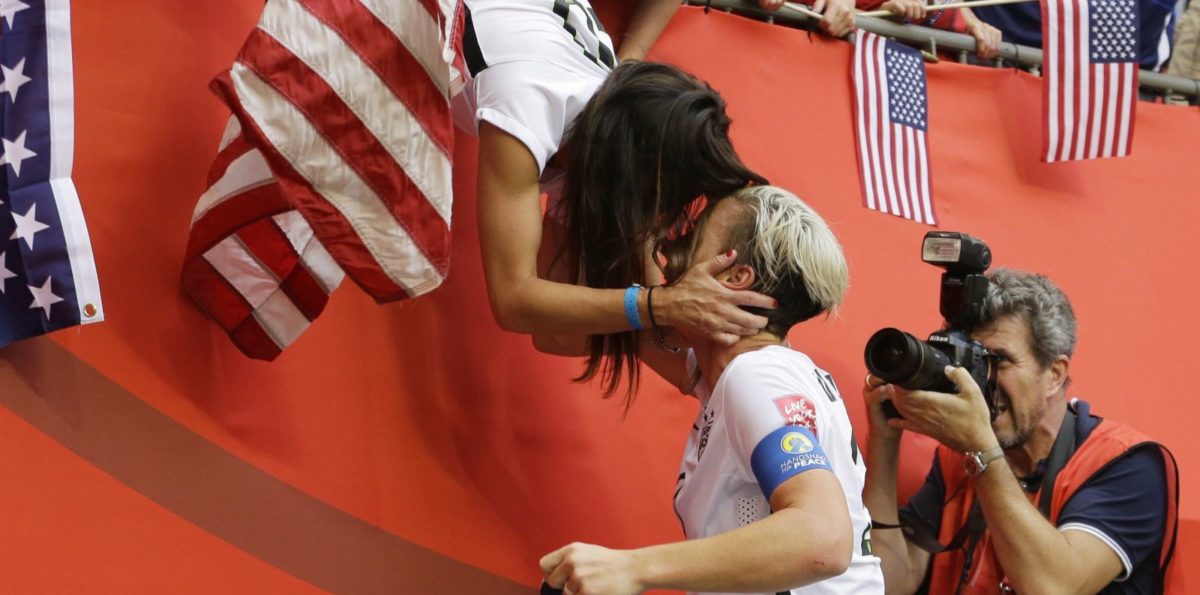 Jogadora Abby Wambach beija a esposa na final da copa do mundo de futebol feminino, no canadá