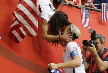 Jogadora Abby Wambach beija a esposa na final da copa do mundo de futebol feminino, no canadá