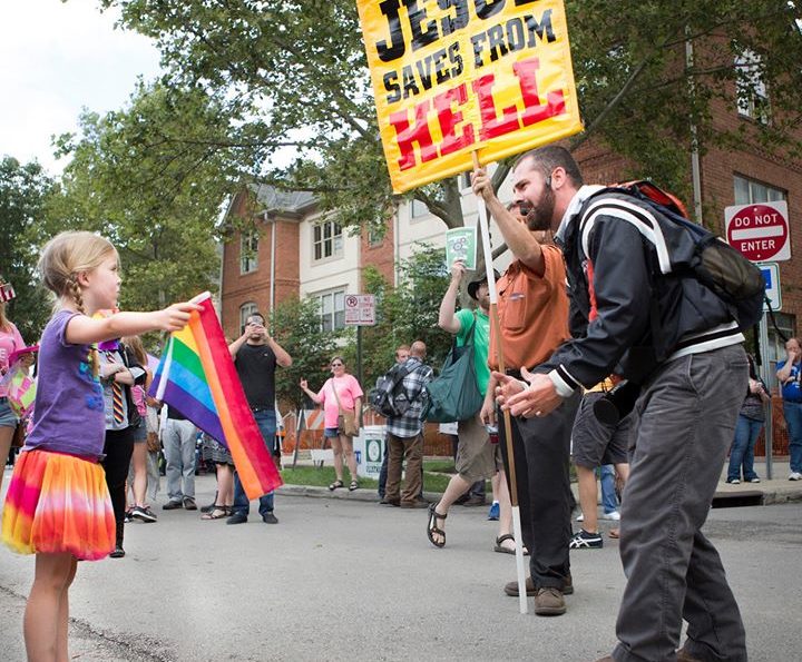 Garota de 7 anos enfrenta pastor homofóbico nos EUA