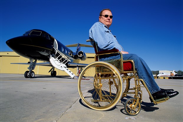 O publisher Larry Flynt, que ficou paraplégico após sofrer atentado.