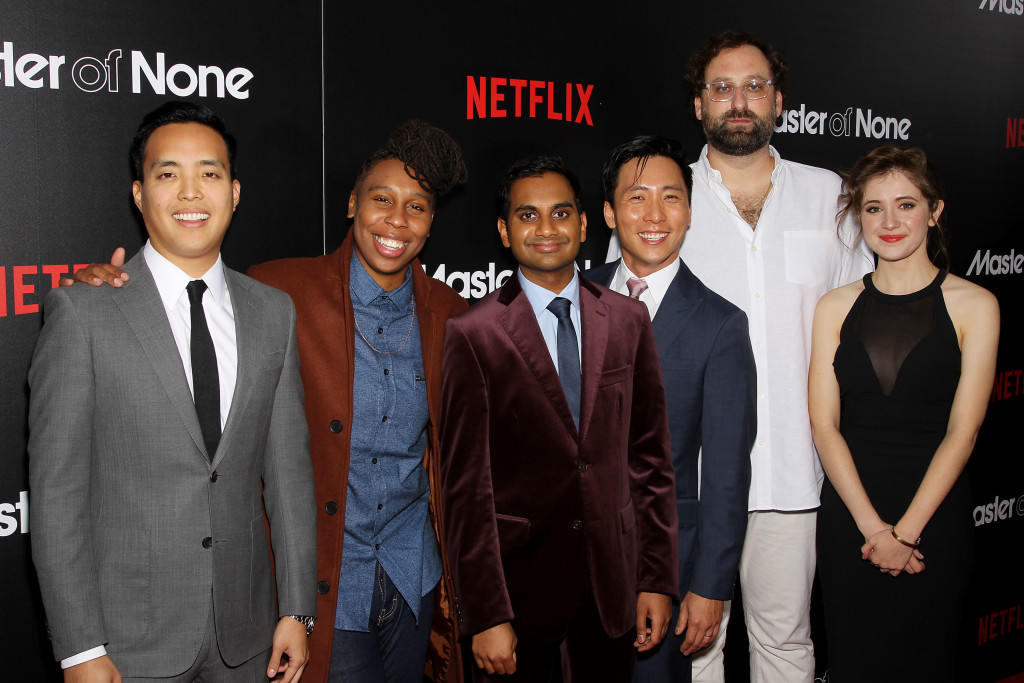 Alan Yang (autor), Lena Waithe, Aziz Ansari, Kelvin Lu, Eric Wareheim e Nöel Wells durante o lançamento da série em Nova York -PICTURED: Alan Yang (Creator), Lena Waithe, Aziz Ansari, Kelvin Lu, Eric Wareheim, Noel Wells (Cast) -PHOTO by: Marion Curtis/StarPix for NETFLIX -FILENAME: MC_15_0106011.JPG -LOCATION: AMC Lowes - 19th Street NYC Startraks Photo New York, NY For licensing please call 212-414-9464 or email sales@startraksphoto.com Image may not be published in any way that is or might be deemed defamatory, libelous, pornographic, or obscene. Please consult our sales department for any clarification or question you may have. Startraks Photo reserves the right to pursue unauthorized users of this image. If you violate our intellectual property you may be liable for actual damages, loss of income, and profits you derive from the use of this image, and where appropriate, the cost of collection and/or statutory damages.