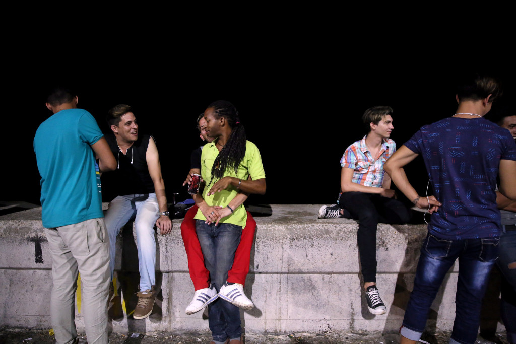 Gays encontram-se nos muros do Malecón.