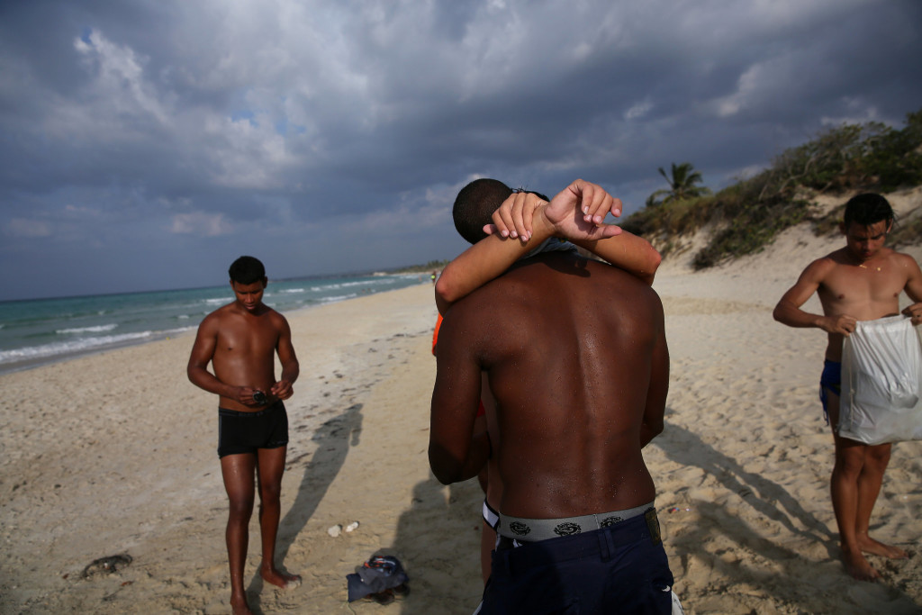 Um casal se beija em Mi Cayito, praia frequentada por gays a 30 km de Havana