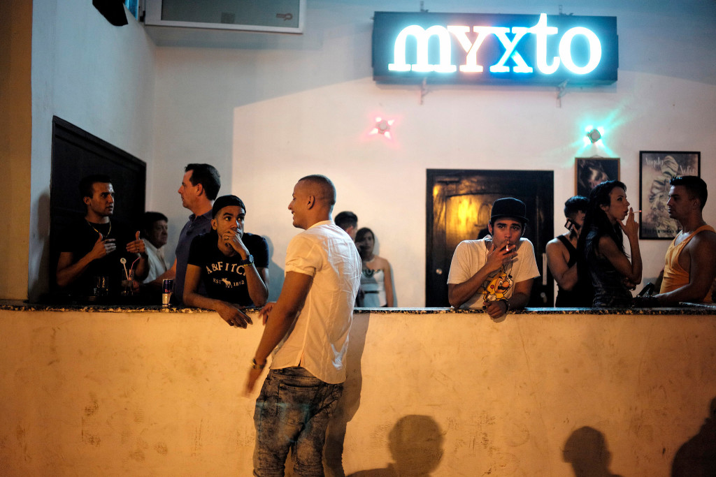 Exterior do bar gay-friendly mYXto no bairro de Vedado em Havana, onde vários bares atendem ao público gay.