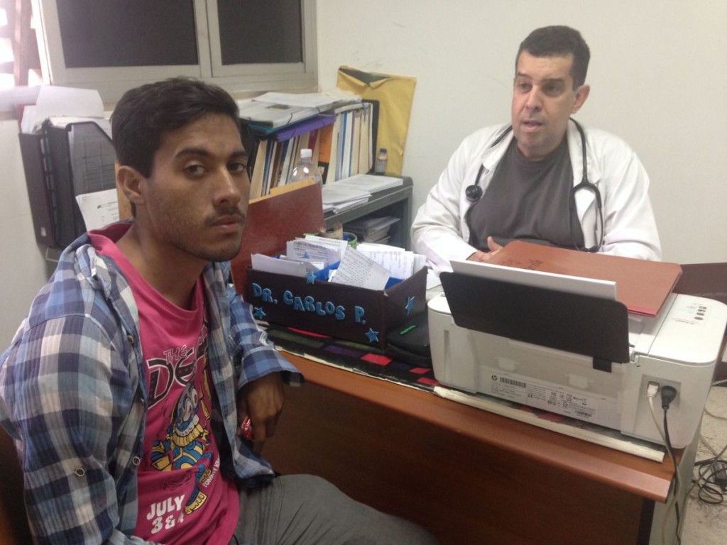 O dr. Carlos Perez, médico na Venezuela, e Freddy Carrillo, um paciente com HIV que perdeu a vista de um olho por causa de uma infecção