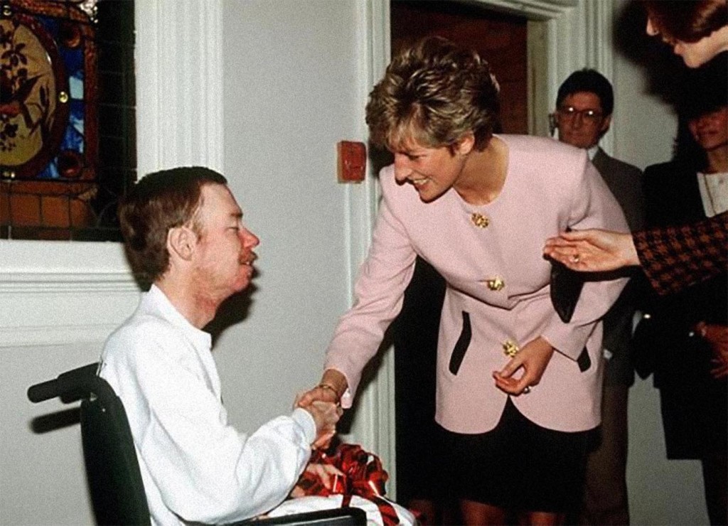 Em 1991, Diana, mãe de príncipe Harry, cumprimentou - sem luvas! - um paciente soropositivo
