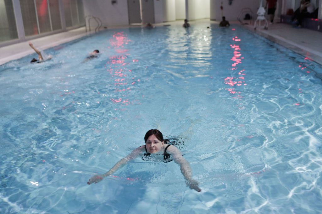 Claire Bartlett participa das aulas de natação transgênero