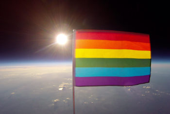 bandeira LGBT no espaço