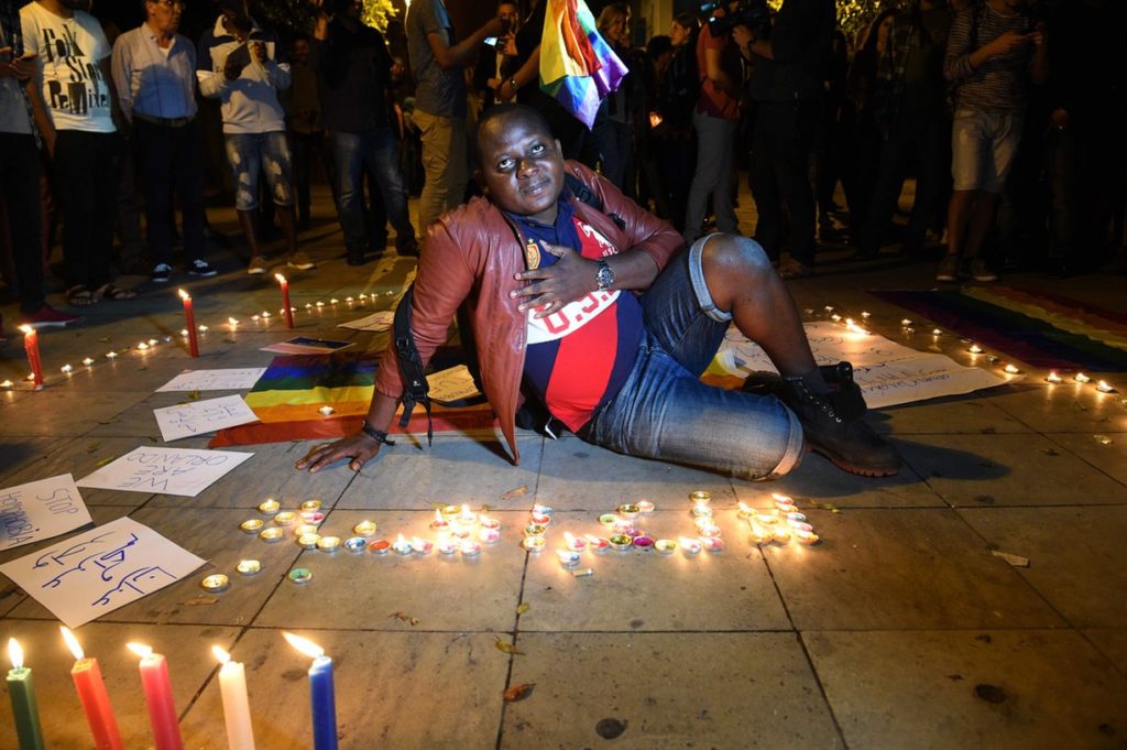 Ativistas marroquinos fazem vigília em Rabat em homenagem às vítimas do tiroteio na boate gay em Orlando.