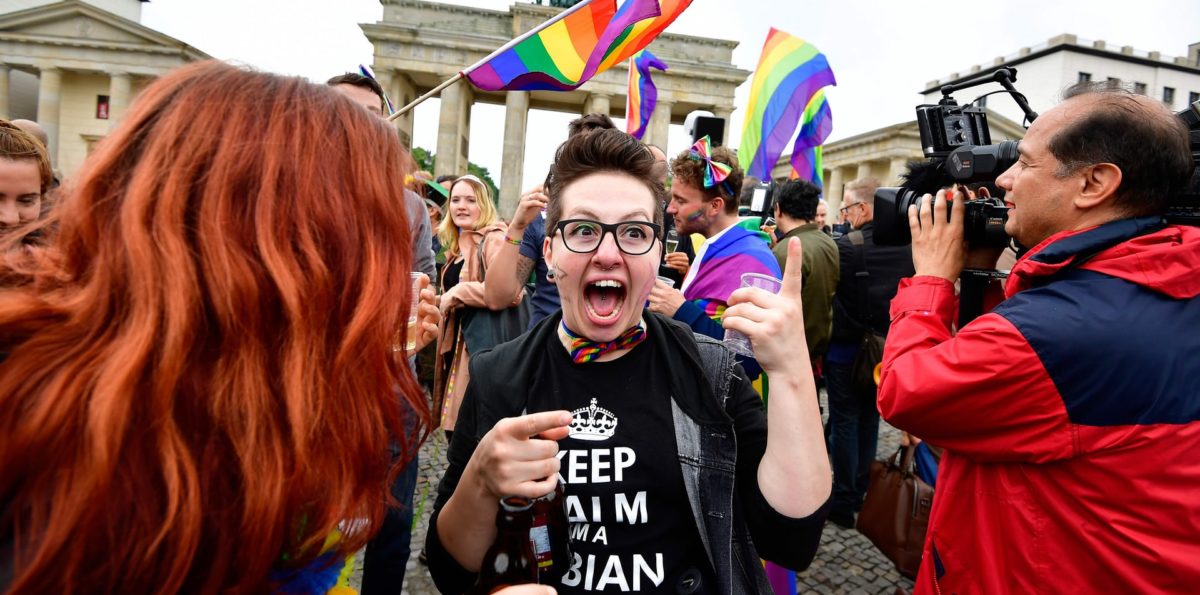 Lésbica comemora o casamento igualitário na Alemanha.