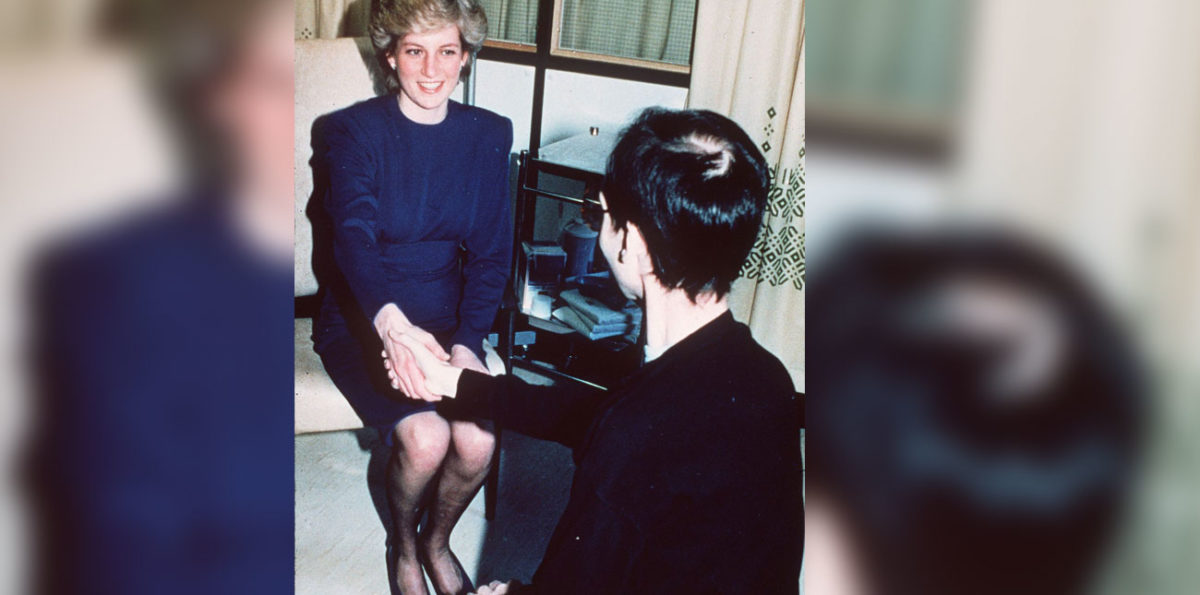 Princesa Diana aperta as mãos de homem portador do HIV