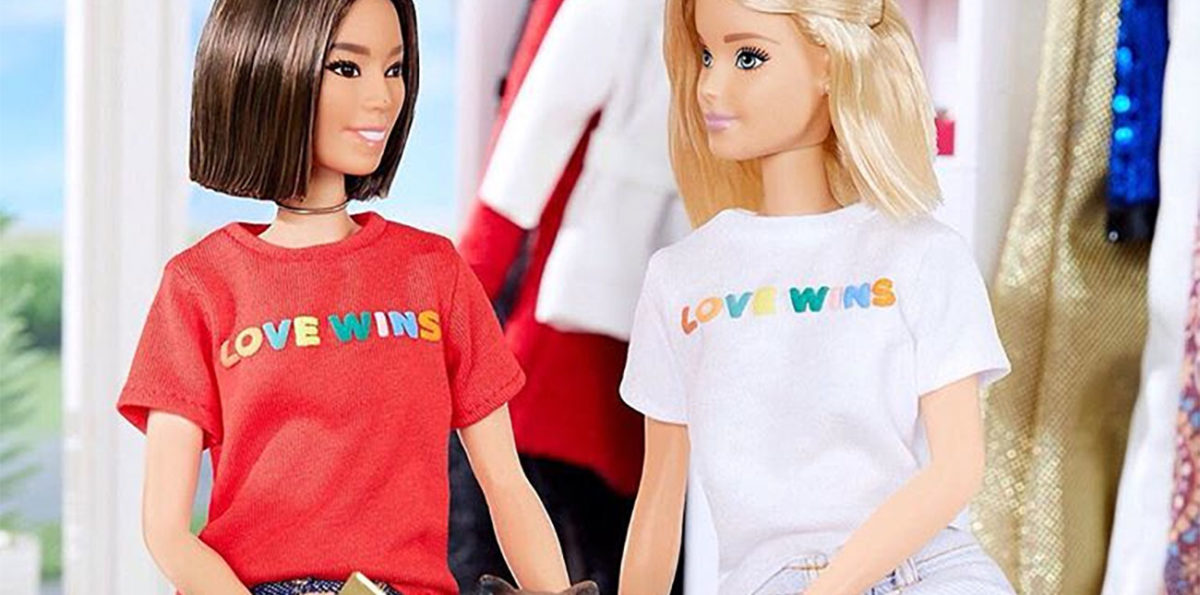 Barbie vestindo camiseta "Love Wins"